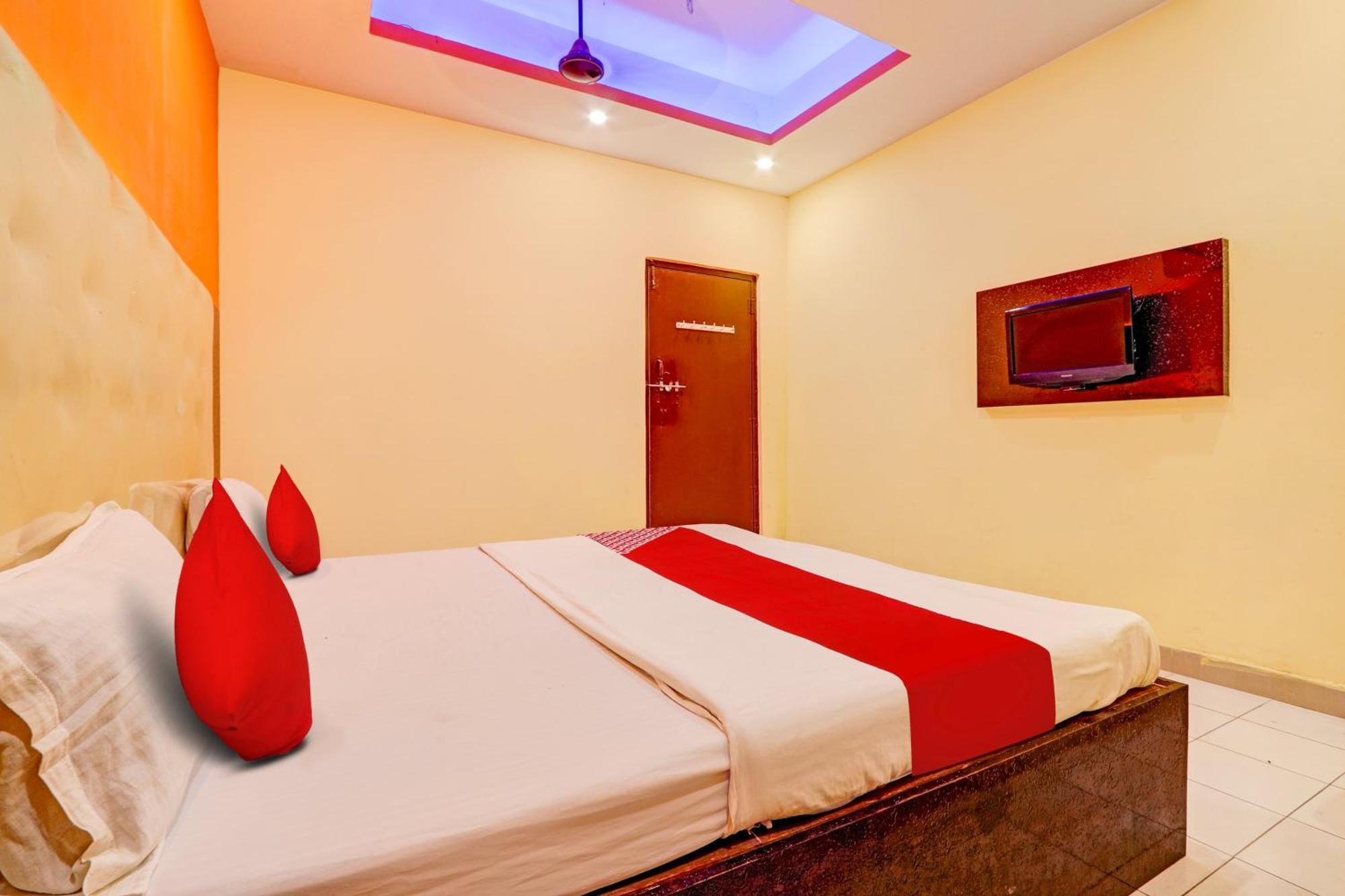 Oyo Flagship Hotel Samruddhi Lodge Nirmal  Экстерьер фото