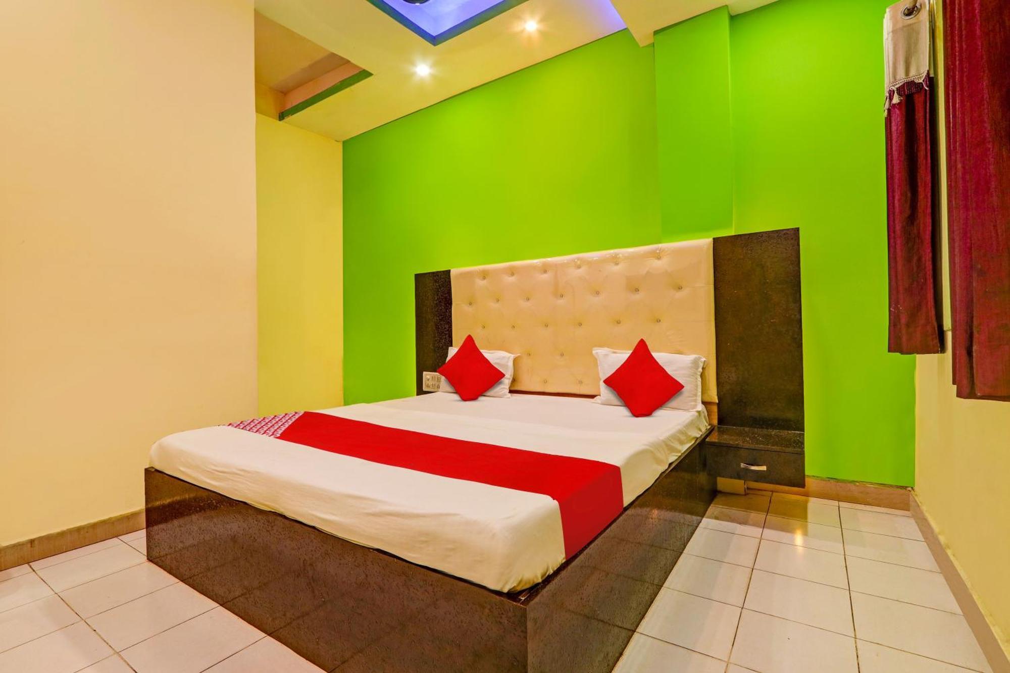 Oyo Flagship Hotel Samruddhi Lodge Nirmal  Экстерьер фото