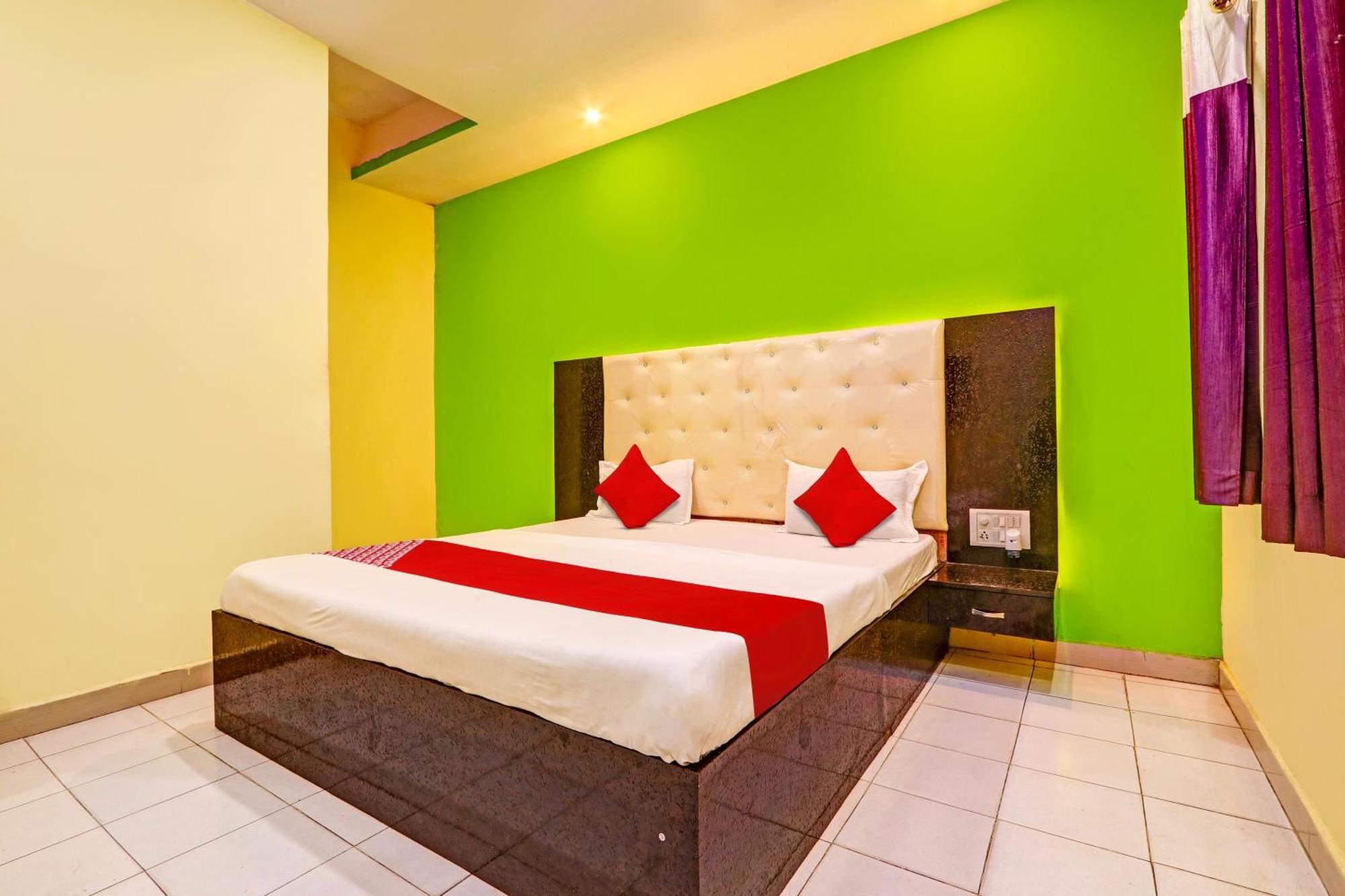 Oyo Flagship Hotel Samruddhi Lodge Nirmal  Экстерьер фото