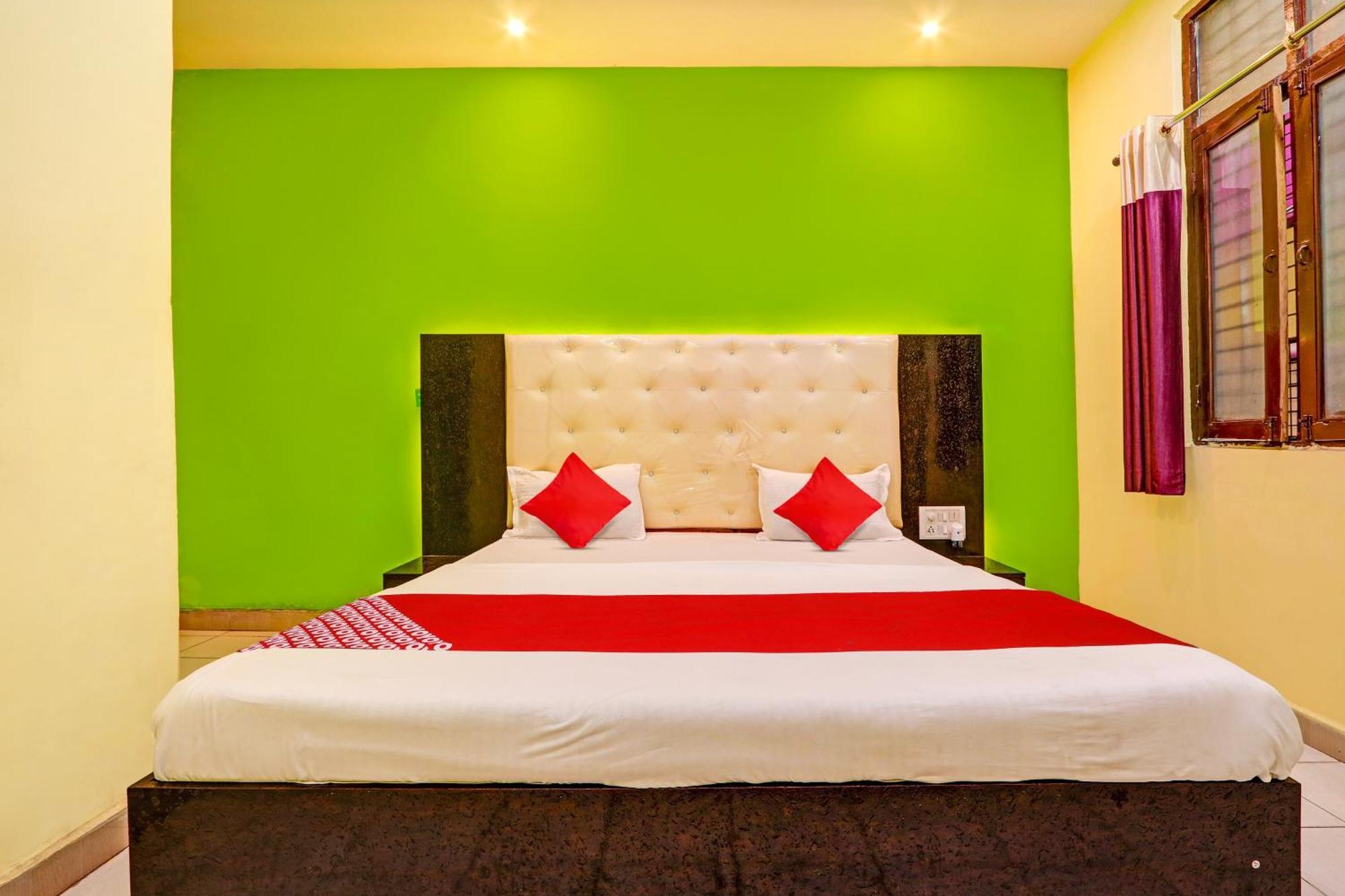 Oyo Flagship Hotel Samruddhi Lodge Nirmal  Экстерьер фото