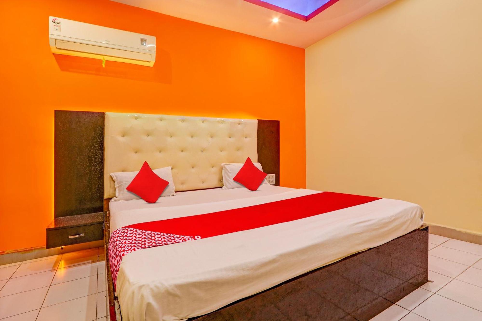 Oyo Flagship Hotel Samruddhi Lodge Nirmal  Экстерьер фото