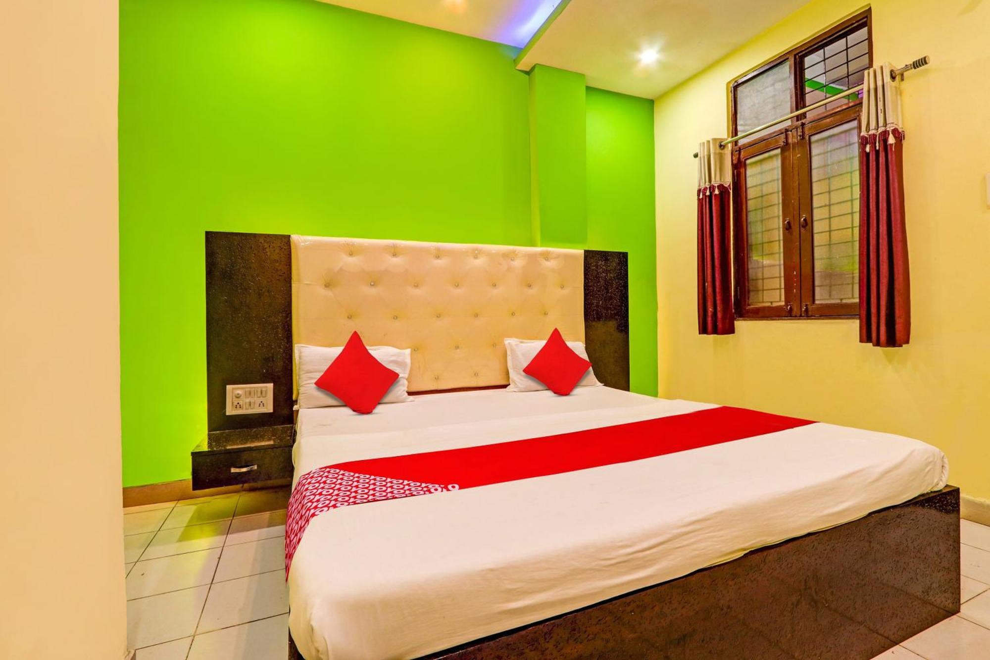 Oyo Flagship Hotel Samruddhi Lodge Nirmal  Экстерьер фото
