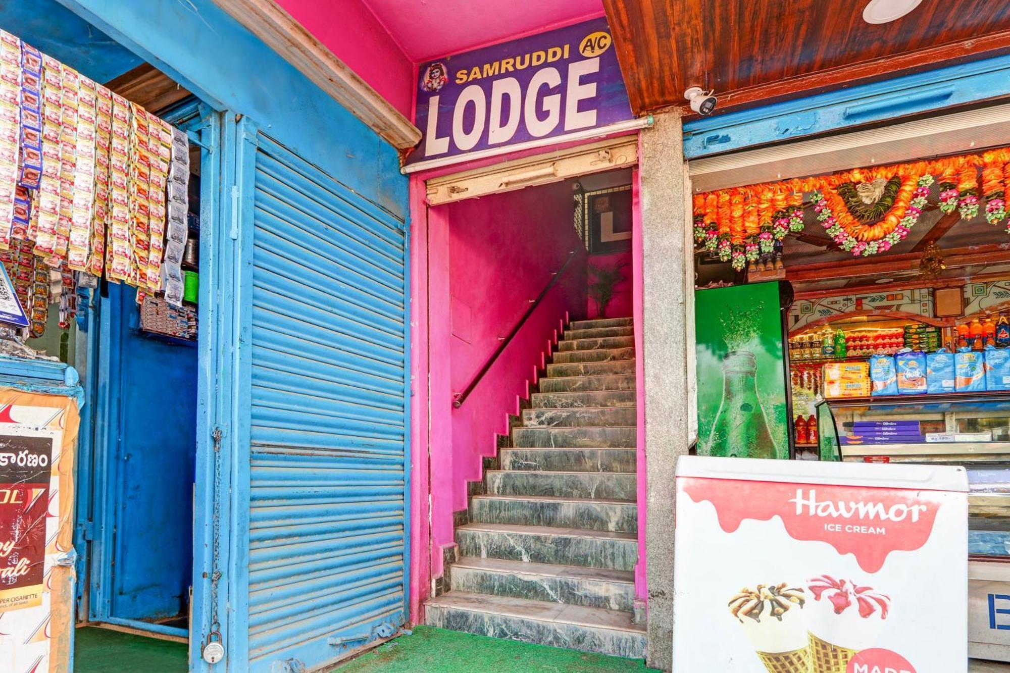 Oyo Flagship Hotel Samruddhi Lodge Nirmal  Экстерьер фото