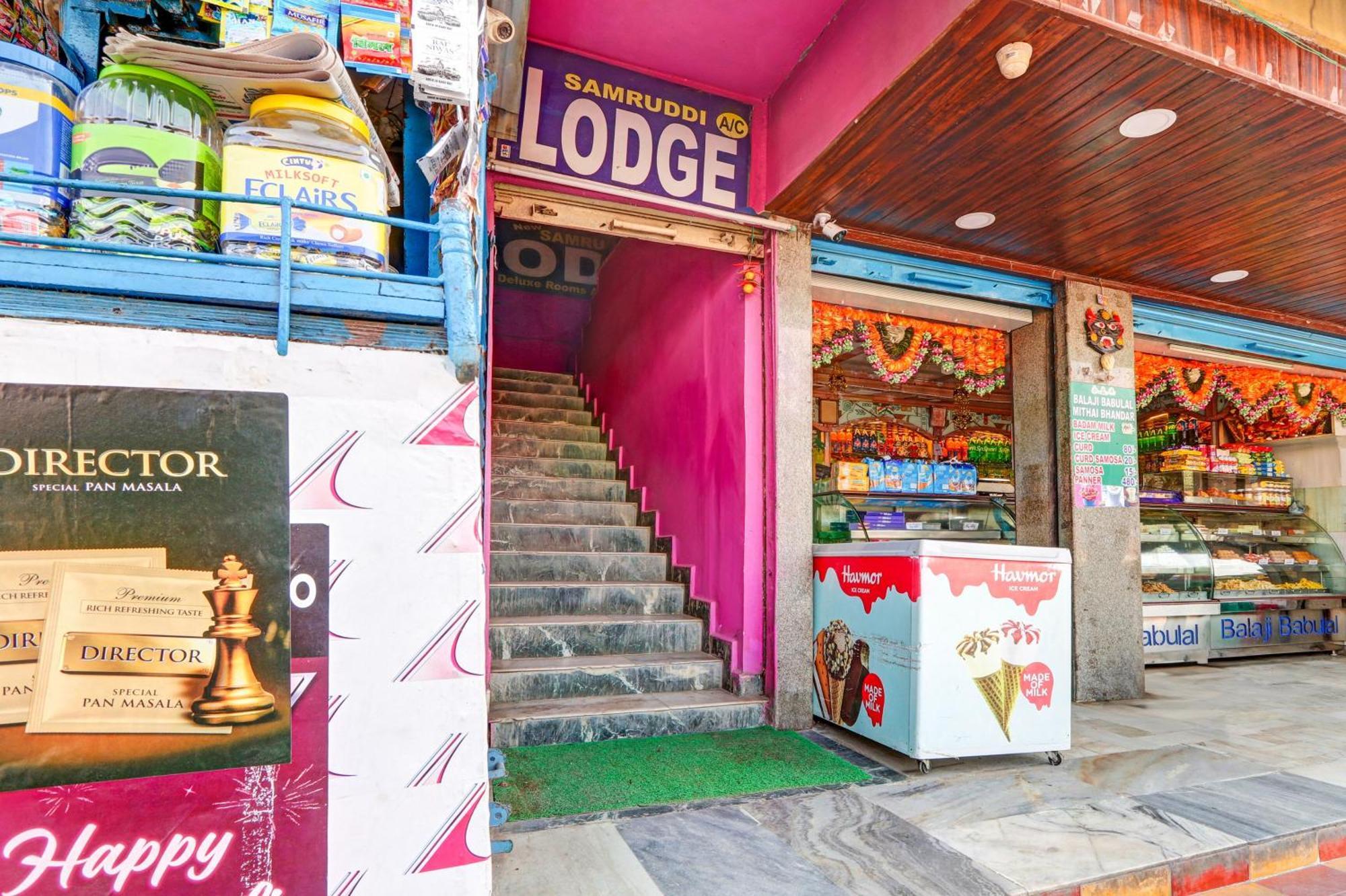 Oyo Flagship Hotel Samruddhi Lodge Nirmal  Экстерьер фото